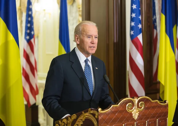 미국 바이든 대통령이 공화당과의 마찰 이후 우크라이나 원조와 틱톡 금지 관련 법안에 서명하다. - 로이터